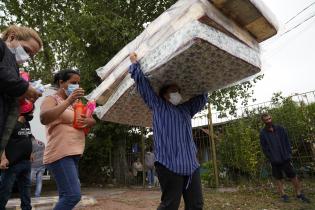 Donación de colchones y elementos de limpieza en el asentamiento Santa Teresa para familias damnificadas por las inundaciones 