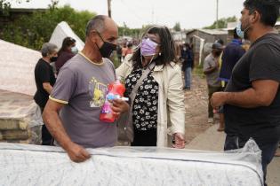 Donación de colchones y elementos de limpieza en el asentamiento Santa Teresa para familias damnificadas por las inundaciones 