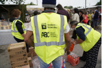 Donación de colchones y elementos de limpieza en el asentamiento Santa Teresa para familias damnificadas por las inundaciones 