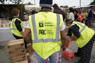Donación de colchones y elementos de limpieza en el asentamiento Santa Teresa para familias damnificadas por las inundaciones Donación de colchones y elementos de limpieza en el asentamiento Santa Teresa para familias damnificadas por las inundaciones