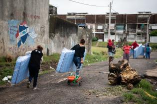 Donación de colchones en barrio Aquiles Lanza en apoyo a las familias damnificadas por las inundaciones