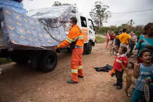 Donación de colchones en barrio La Chacarita en apoyo a las familias damnificadas por las inundaciones Donación de colchones en barrio La Chacarita en apoyo a las familias damnificadas por las inundaciones