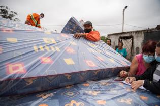 Donación de colchones en barrio La Chacarita en apoyo a las familias damnificadas por las inundaciones