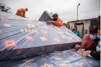 Donación de colchones en barrio La Chacarita en apoyo a las familias damnificadas por las inundaciones