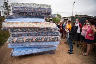 Donación de colchones en barrio La Chacarita en apoyo a las familias damnificadas por las inundaciones