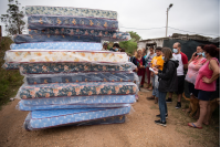 Donación de colchones en barrio La Chacarita en apoyo a las familias damnificadas por las inundaciones