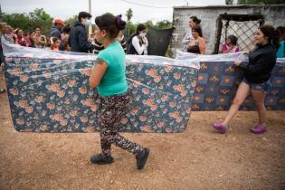 Donación de colchones en barrio La Chacarita en apoyo a las familias damnificadas por las inundaciones