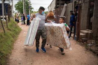 Donación de colchones en barrio Antares en apoyo a las familias damnificadas por las inundaciones