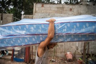 Donación de colchones en barrio Antares en apoyo a las familias damnificadas por las inundaciones