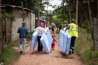 Donación de colchones en barrio Antares en apoyo a las familias damnificadas por las inundaciones