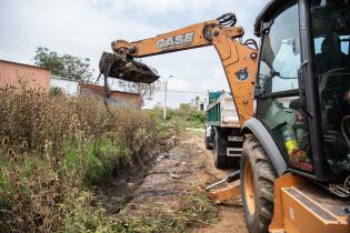 Intervención del servicio de Mantenimiento de Cuerpos de Agua en el barrio Chacarita de los Padres Intervención del servicio de Mantenimiento de Cuerpos de Agua en el barrio Chacarita de los Padres