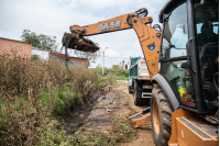 Intervención del servicio de Mantenimiento de Cuerpos de Agua en el barrio Chacarita de los Padres