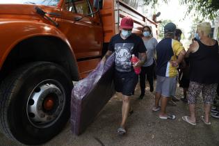 Donación de colchones y kits de limpieza en barrio El Monarca para familias damnificadas por las inundaciones