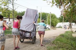 Donación de colchones y kits de limpieza en barrio El Monarca para familias damnificadas por las inundaciones