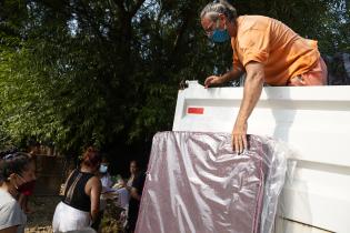 Donación de colchones y kits de limpieza en barrio El Monarca para familias damnificadas por las inundaciones