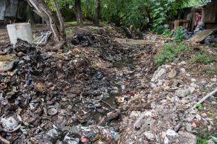 Intervención del servicio de Mantenimiento de Cuerpos de Agua en calle Juan Acosta