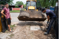 Intervención del servicio de Mantenimiento de Cuerpos de Agua en calle Juan Acosta