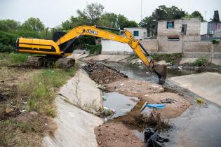 Intervención del servicio de Mantenimiento de Cuerpos de Agua en calle Burdeos esquina Calle 20