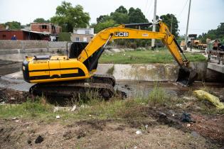 Intervención del servicio de Mantenimiento de Cuerpos de Agua en calle Burdeos esquina Calle 20