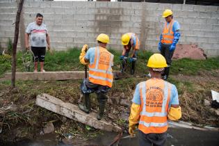 Intervención del servicio de Mantenimiento de Cuerpos de Agua en Cno. Domingo Arena esquina Santa Rosa