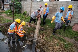 Intervención del servicio de Mantenimiento de Cuerpos de Agua en Cno. Domingo Arena esquina Santa Rosa