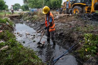 Intervención del servicio de Mantenimiento de Cuerpos de Agua en Cno. Domingo Arena esquina Santa Rosa