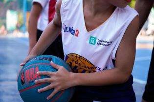 Partido de la Liga JR. NBA Conferencia Oeste en la Plaza Seregni