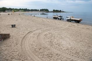 Operativo de limpieza en Playa Pocitos por la celebración de Iemanjá Operativo de limpieza en Playa Ramírez por la celebración de Iemanjá
