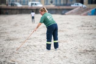 Operativo de limpieza en Playa Pocitos por la celebración de Iemanjá Operativo de limpieza en Playa Ramírez por la celebración de Iemanjá