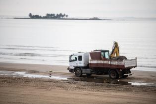 Operativo de limpieza en Playa Pocitos por la celebración de Iemanjá Operativo de limpieza en Playa Buceo por la celebración de Iemanjá