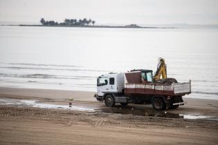 Operativo de limpieza en Playa Buceo por la celebración de Iemanjá