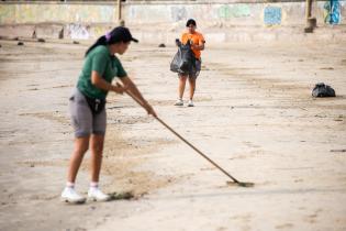 Operativo de limpieza en Playa Pocitos por la celebración de Iemanjá