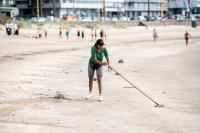 Operativo de limpieza en Playa Pocitos por la celebración de Iemanjá
