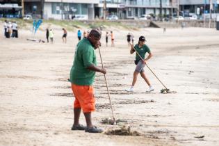 Operativo de limpieza en Playa Pocitos por la celebración de Iemanjá