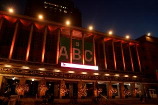 Intendencia de Montevideo iluminada de naranja por el Día Mundial contra el Cáncer