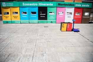 Instalación de Ecocentro itinerante en la Explanada de la Intendencia de Montevideo por el programa "Montevideo más Verde"