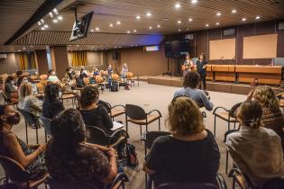 Actividad de la Asesoría para la igualdad de Género con integrantes de Comuna Mujer en la Intendencia de Montevideo Actividad de la Asesoría para la igualdad de Género con integrantes de Comuna Mujer en la Intendencia de Montevideo