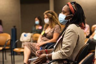 Actividad de la Asesoría para la igualdad de Género con integrantes de Comuna Mujer en la Intendencia de Montevideo Actividad de la Asesoría para la igualdad de Género con integrantes de Comuna Mujer en la Intendencia de Montevideo