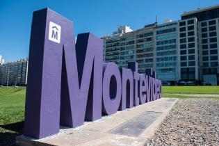 Intervención en cartel de Montevideo en el marco del Mes de las Mujeres