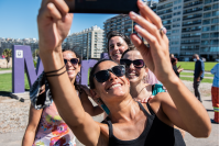 Intervención en cartel de Montevideo en el marco del Mes de las Mujeres