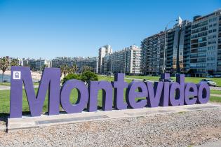 Intervención en cartel de Montevideo en el marco del Mes de las Mujeres