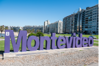 Intervención en cartel de Montevideo en el marco del Mes de las Mujeres