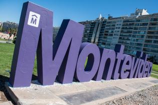 Intervención en cartel de Montevideo en el marco del Mes de las Mujeres