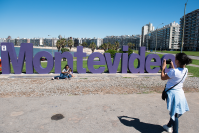 Intervención en cartel de Montevideo en el marco del Mes de las Mujeres