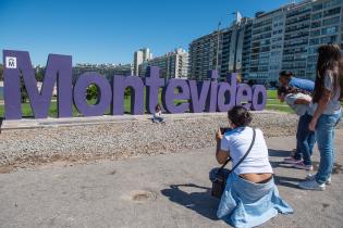 Intervención en cartel de Montevideo en el marco del Mes de las Mujeres