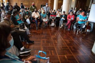 Entrega de capas de lluvia a cuidadoras/es de vehículos registrados en la Sala Ernesto de los Campos