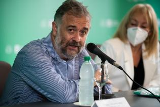 Entrega de capas de lluvia a cuidadoras/es de vehículos registrados en la Sala Ernesto de los Campos Entrega de capas de lluvia a cuidadoras/es de vehículos registrados en la Sala Ernesto de los Campos