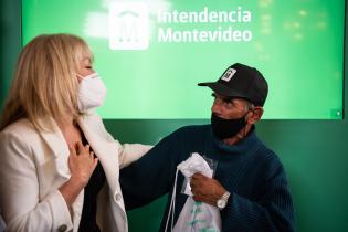 Entrega de capas de lluvia a cuidadoras/es de vehículos registrados en la Sala Ernesto de los Campos Entrega de capas de lluvia a cuidadoras/es de vehículos registrados en la Sala Ernesto de los Campos