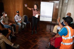 Entrega de capas de lluvia a cuidadoras/es de vehículos registrados en la Sala Ernesto de los Campos