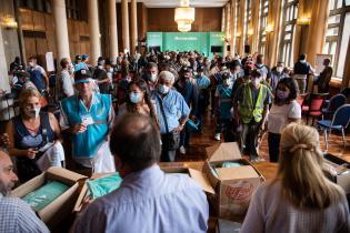 Entrega de capas de lluvia a cuidadoras/es de vehículos registrados en la Sala Ernesto de los Campos